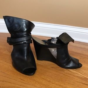 BCBG Girls black leather wedges w s8